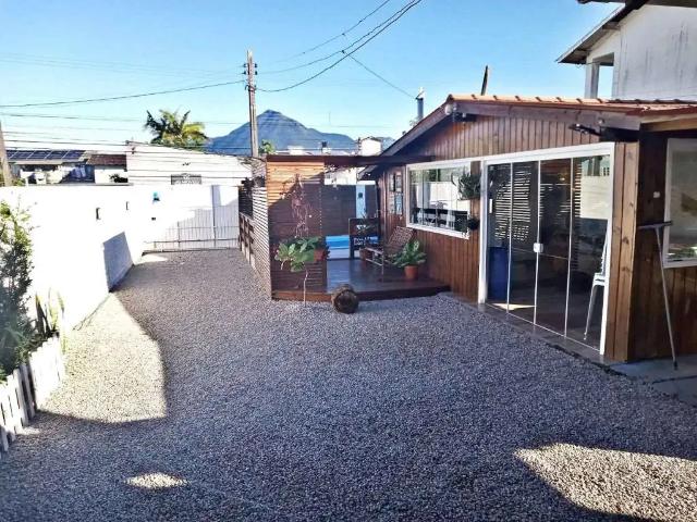 Casa / Sobrado para Venda em Palhoça/SC Barra do Aririú 3 Quartos