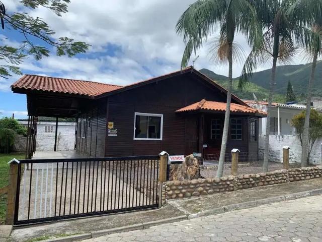 Casa / Sobrado para Venda em Palhoça/SC Praia de Fora 3 Quartos