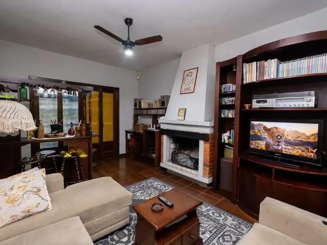 Casa / Sobrado para Venda em Pelotas/RS Areal 4 Quartos