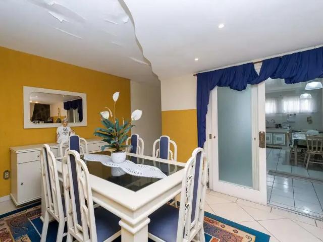 Casa / Sobrado para Venda em Pelotas/RS Areal 4 Quartos