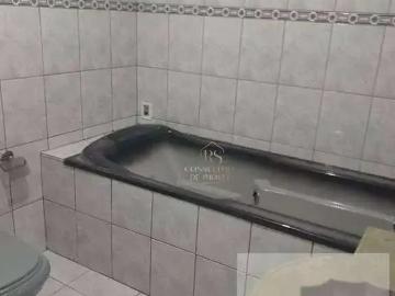 House à venda em Poá, São Paulo - Banheira