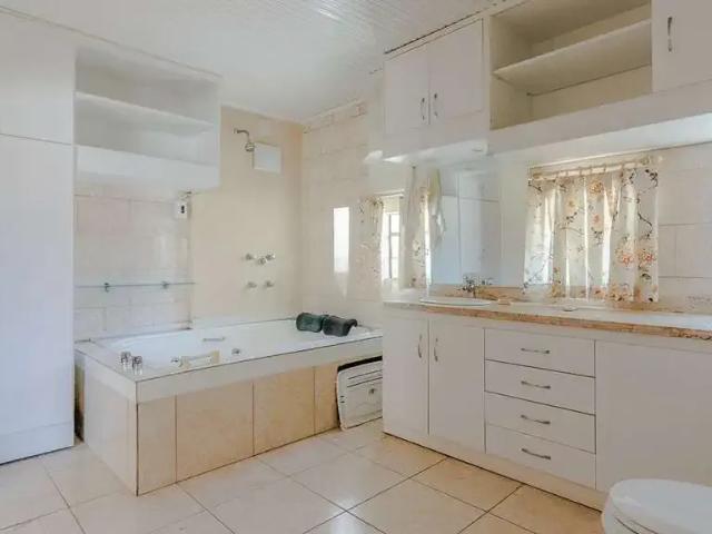 Casa / Sobrado para Venda em Porto Alegre/RS Três Figueiras 4 Quartos