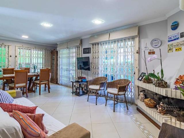 Casa / Sobrado para Venda em Porto Alegre/RS Tristeza 3 Quartos