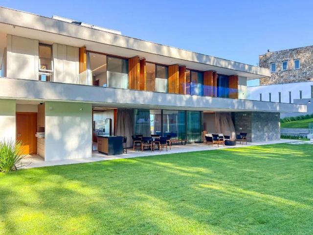 Casa / Sobrado para Venda em Porto Alegre/RS Vila Nova 4 Quartos
