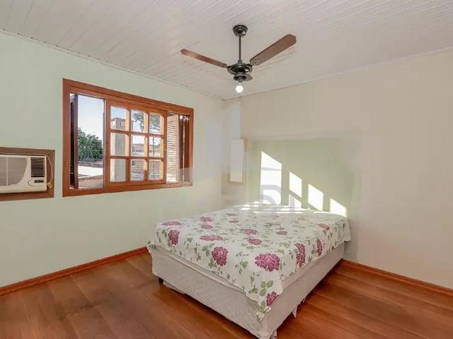 Casa / Sobrado para Venda em Porto Alegre/RS Vila Nova 4 Quartos