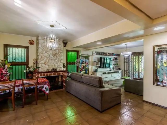 Casa / Sobrado para Venda em Porto Alegre/RS Agronomia 4 Quartos