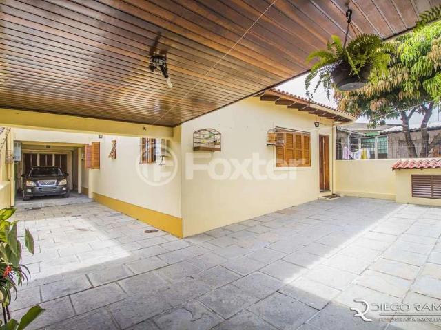 Casa / Sobrado para Venda em Porto Alegre/RS Cavalhada 4 Quartos