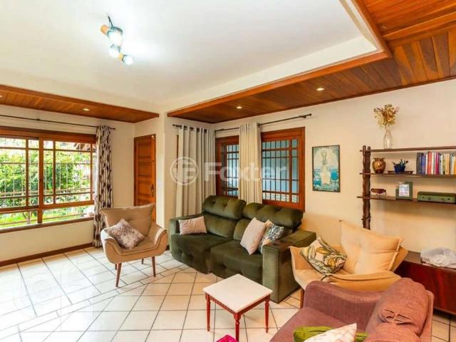 Casa / Sobrado para Venda em Porto Alegre/RS Cavalhada 5 Quartos