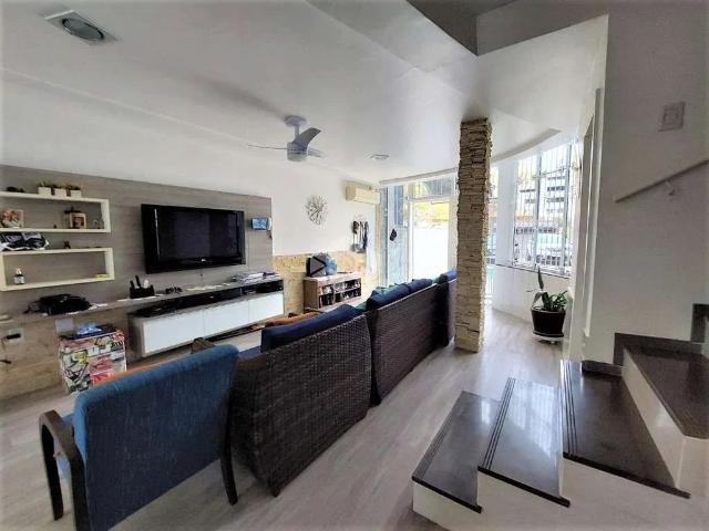 Casa / Sobrado para Venda em Porto Alegre/RS Cristal 3 Quartos