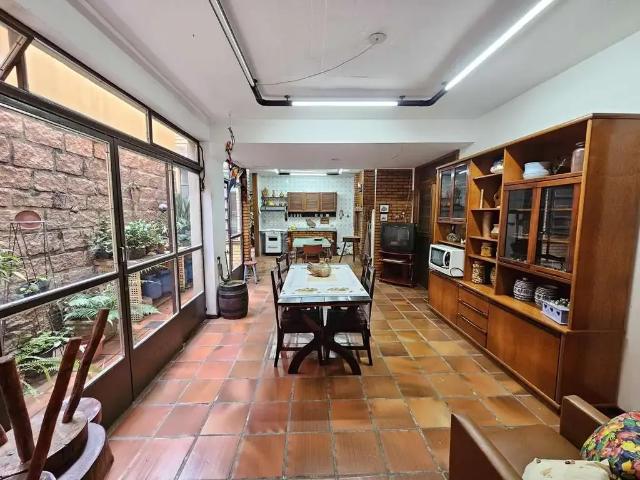 Casa / Sobrado para Venda em Porto Alegre/RS Jardim Botânico 3 Quartos