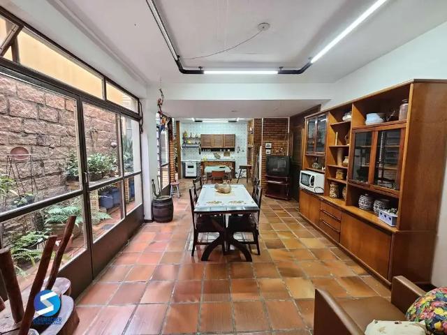 Casa / Sobrado para Venda em Porto Alegre/RS Jardim Botânico 3 Quartos