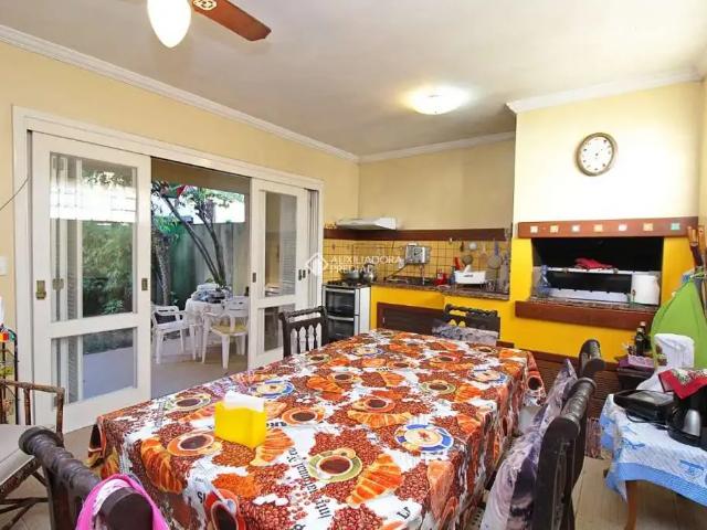 Casa / Sobrado para Venda em Porto Alegre/RS Jardim Botânico 4 Quartos