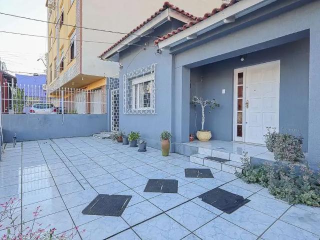 Casa / Sobrado para Venda em Porto Alegre/RS Passo da Areia 4 Quartos