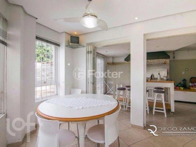 Casa / Sobrado para Venda em Porto Alegre/RS Passo da Areia 4 Quartos