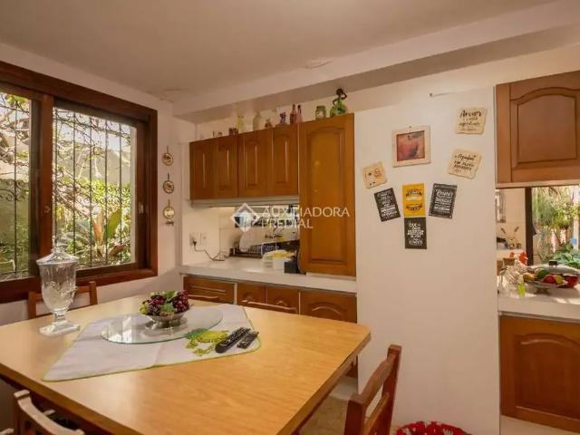 Casa / Sobrado para Venda em Porto Alegre/RS Passo da Areia 4 Quartos