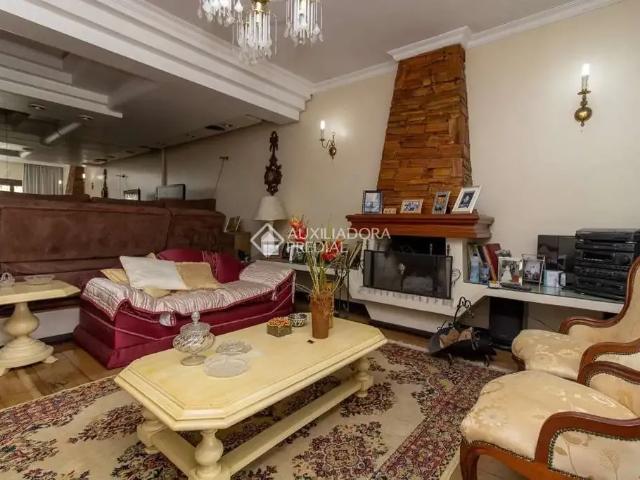 Casa / Sobrado para Venda em Porto Alegre/RS Passo da Areia 4 Quartos