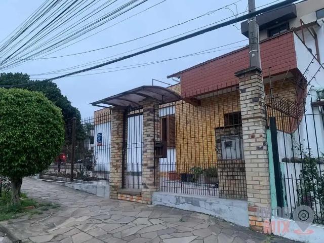Casa / Sobrado para Venda em Porto Alegre/RS Passo da Areia 5 Quartos