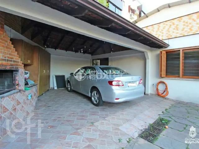 Casa / Sobrado para Venda em Porto Alegre/RS Passo da Areia 5 Quartos