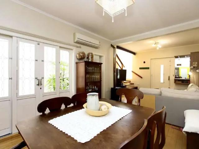 Casa / Sobrado para Venda em Porto Alegre/RS Rio Branco 4 Quartos