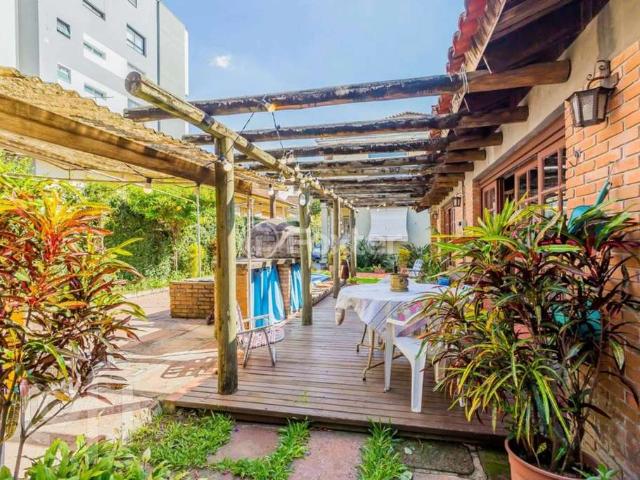 Casa / Sobrado para Venda em Porto Alegre/RS São João 3 Quartos