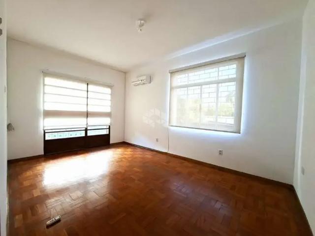 Casa / Sobrado para Venda em Porto Alegre/RS Santana 5 Quartos
