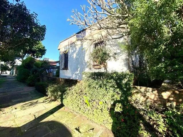 Casa / Sobrado para Venda em Porto Alegre/RS Santana 6 Quartos