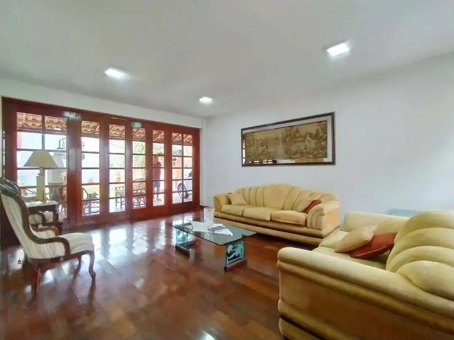 Casa / Sobrado para Venda em Pouso Alegre/MG Santa Filomena 5 Quartos