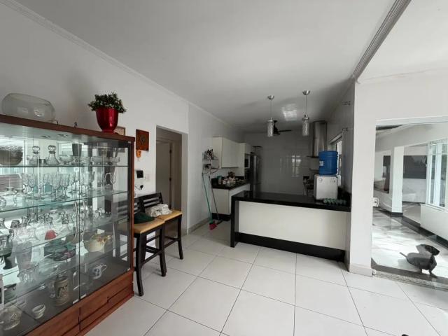 Casa / Sobrado para Venda em Registro/SP Centro 4 Quartos
