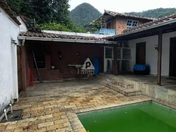 Praça Barão de Corumbá - Garagem, Lareira