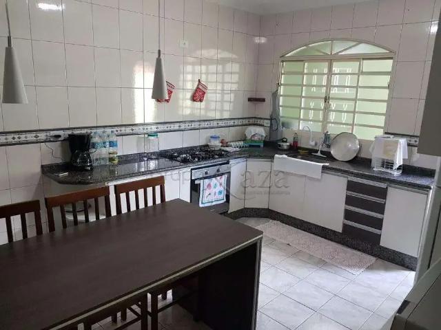 Casa / Sobrado para Venda em São José dos Campos/SP Cidade Morumbi 3 Quartos