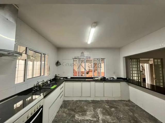 Casa / Sobrado para Venda em São José dos Campos/SP Bosque dos Eucaliptos 5 Quartos