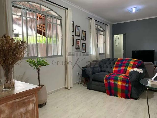 Casa / Sobrado para Venda em São José dos Campos/SP Jardim Oriente 3 Quartos