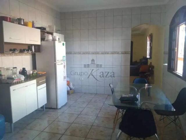 Casa / Sobrado para Venda em São José dos Campos/SP Jardim Colonial 3 Quartos