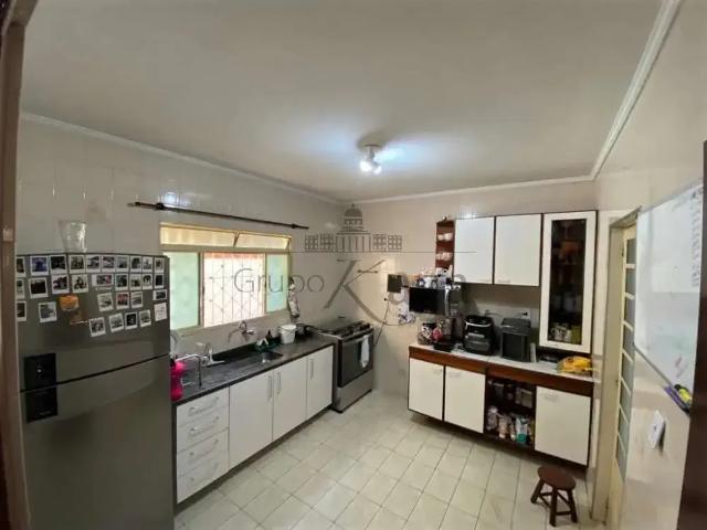 Casa / Sobrado para Venda em São José dos Campos/SP Jardim das Indústrias 3 Quartos