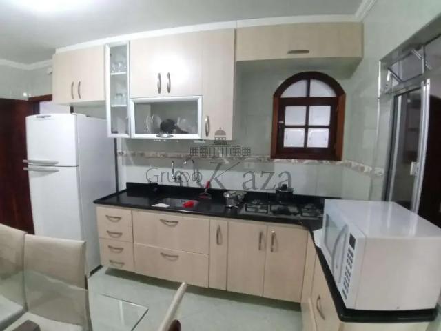 Casa / Sobrado para Venda em São José dos Campos/SP Jardim das Indústrias 4 Quartos