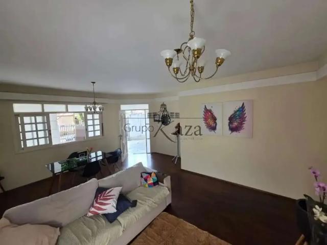 Casa / Sobrado para Venda em São José dos Campos/SP Jardim das Indústrias 4 Quartos