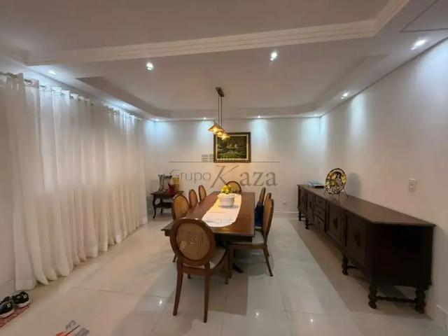 Casa / Sobrado para Venda em São José dos Campos/SP Jardim das Indústrias 4 Quartos