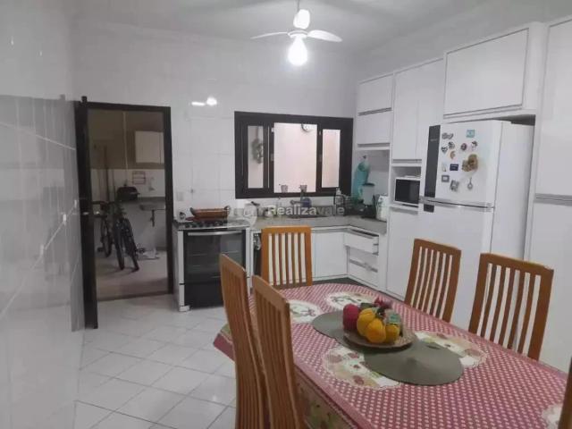 Casa / Sobrado para Venda em São José dos Campos/SP Jardim das Indústrias 4 Quartos