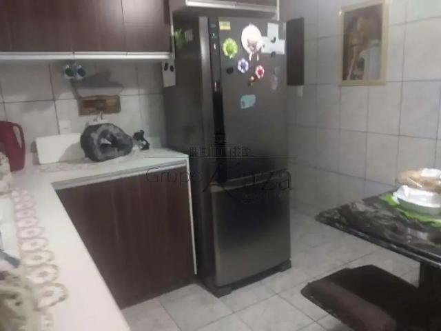 Casa / Sobrado para Venda em São José dos Campos/SP Jardim Portugal 5 Quartos