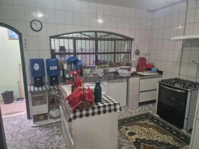 Casa / Sobrado para Venda em São José dos Campos/SP Jardim São Jorge 5 Quartos