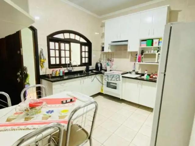 Casa / Sobrado para Venda em São José dos Campos/SP Jardim Vale do Sol 4 Quartos