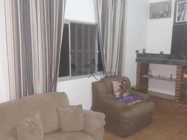 Casa / Sobrado para Venda em São José dos Campos/SP Recanto dos Pinheiros 4 Quartos
