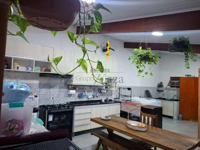 Casa / Sobrado para Venda em São José dos Campos/SP Vila das Flores 3 Quartos