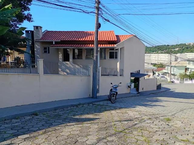 Casa / Sobrado para Venda em São José/SC Roçado 4 Quartos