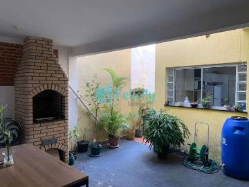 Praça Alcebíades de Souza - Garagem, Área de serviço