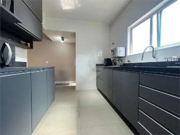 Praça Dário Aredes Lacerda - Garagem, Área de serviço