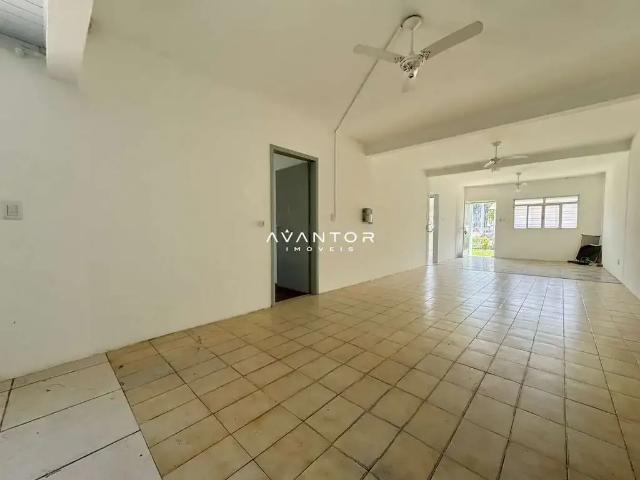 Casa / Sobrado para Venda em Santa Maria/RS Juscelino Kubitschek 3 Quartos