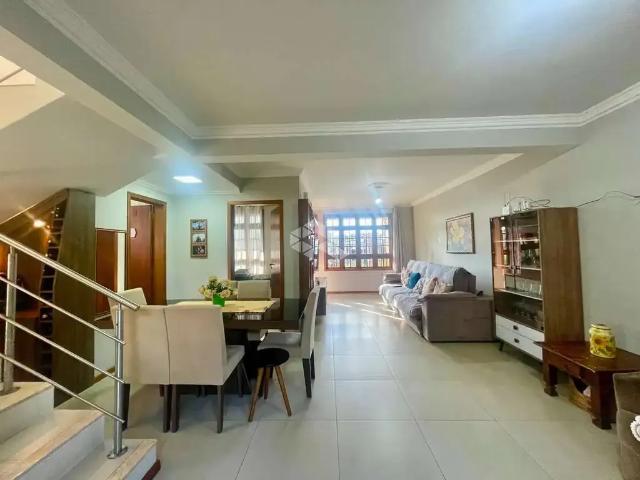 Casa / Sobrado para Venda em Santa Maria/RS Juscelino Kubitschek 4 Quartos