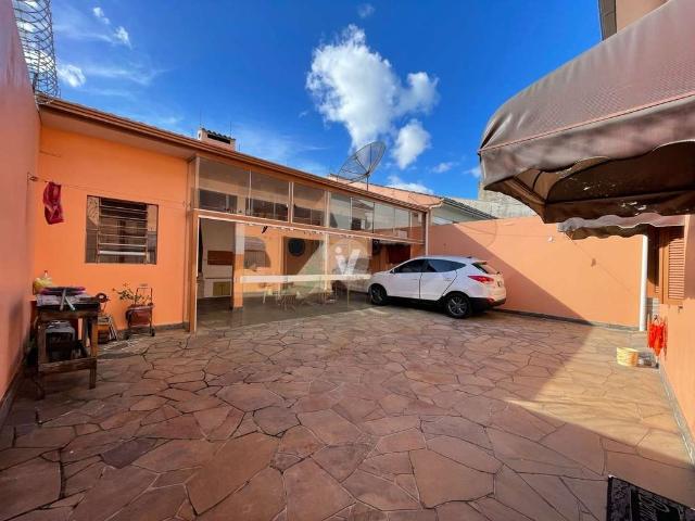 Casa / Sobrado para Venda em Santa Maria/RS Patronato 4 Quartos