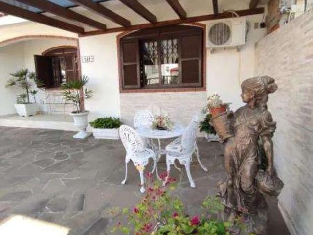 Casa / Sobrado para Venda em Santa Maria/RS Tomazetti 4 Quartos